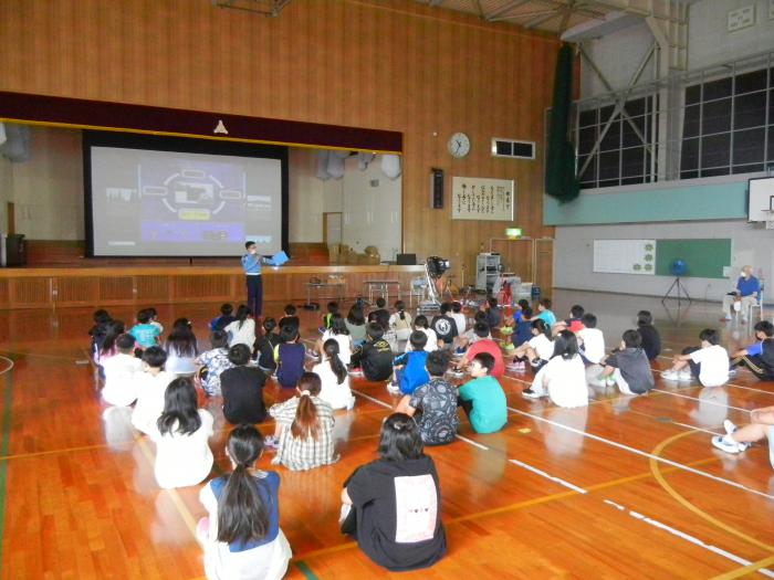 稲積小学校6年生が手稲警察の話を聞いている写真