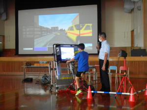 シュミレーターで運転する稲積小学校児童の写真