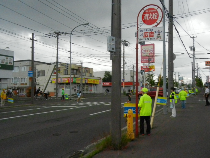 児童に安全を呼びかけている写真