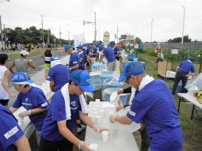 北海道マラソン給水ボランティアの写真