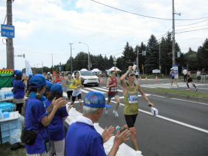 北海道マラソン給水ボランティアの写真