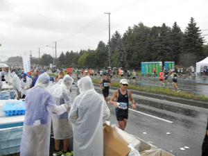 北海道マラソン給水ボランティアの写真