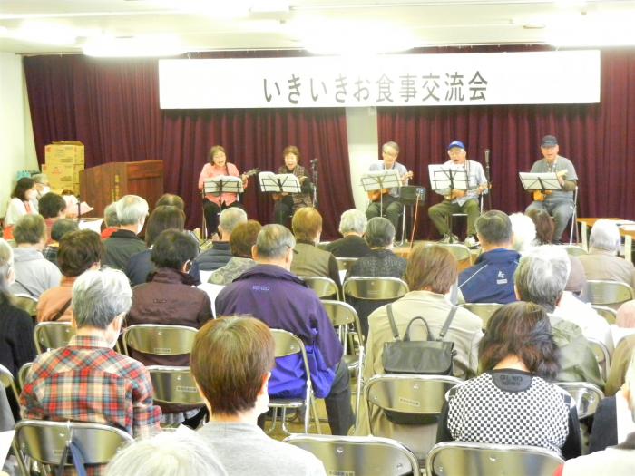 ウクレレ演奏の写真