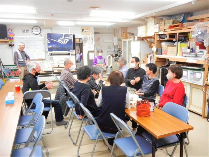 コーヒーと音楽と会話を楽しんでいる写真