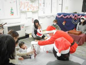 サンタがプレゼントを渡している写真