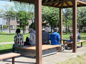 公園で休憩をしている参加者の写真