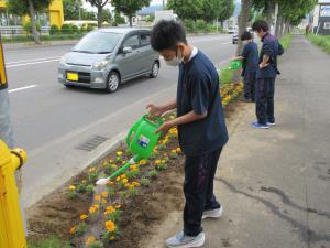 花に水をあげている写真