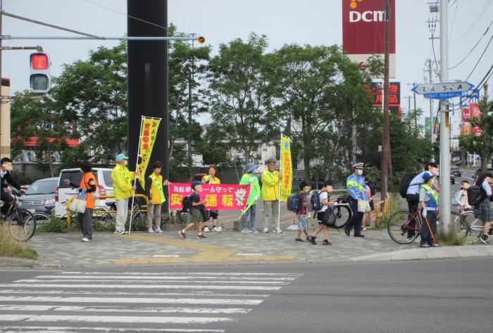自転車マナー街頭啓発の写真