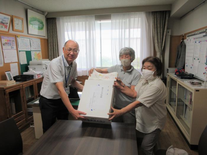 校長先生に雑巾を寄贈している写真