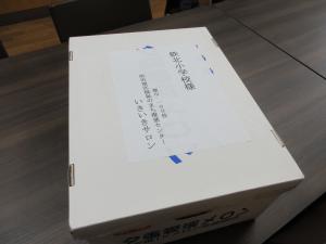 手作り雑巾の入った段ボールの写真