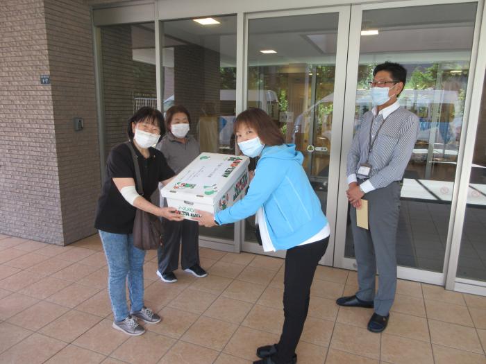 雑巾を寄贈している写真