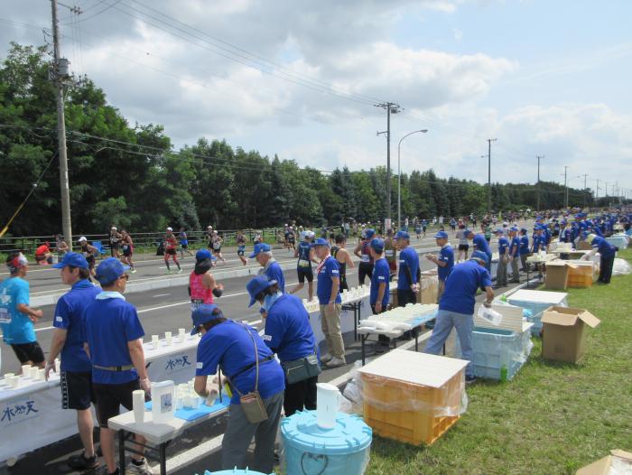北海道マラソン給水ボランティアの写真