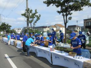 北海道マラソン給水ボランティアの写真