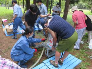 緊急貯水槽から給水している写真