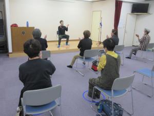 輪を使った運動をしている写真