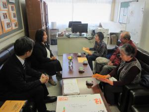 校長先生、教頭先生との歓談の写真