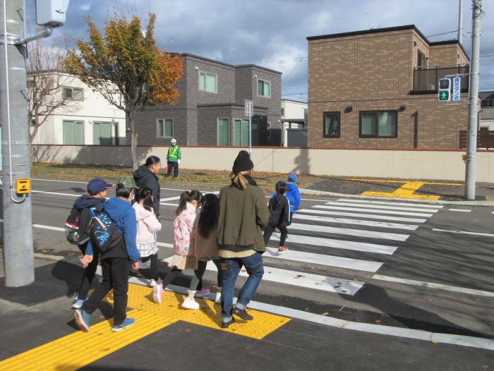 横断歩道を渡っている写真