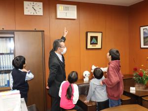 区長室を訪問している写真