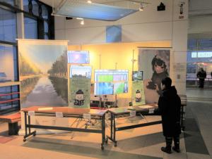 パネル展での映像放映の様子