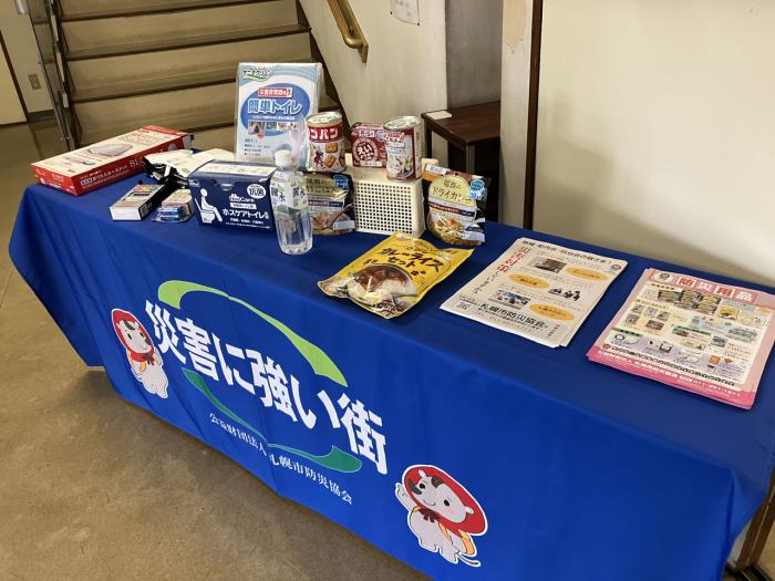 防災協会による非常持出品の展示
