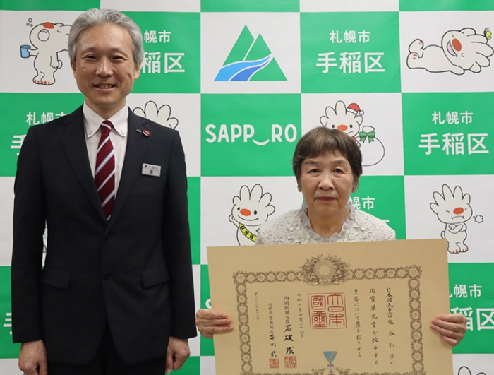 受賞された塩谷和子さん（右）と里区長（左）