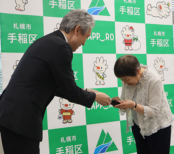 勲章伝達の写真