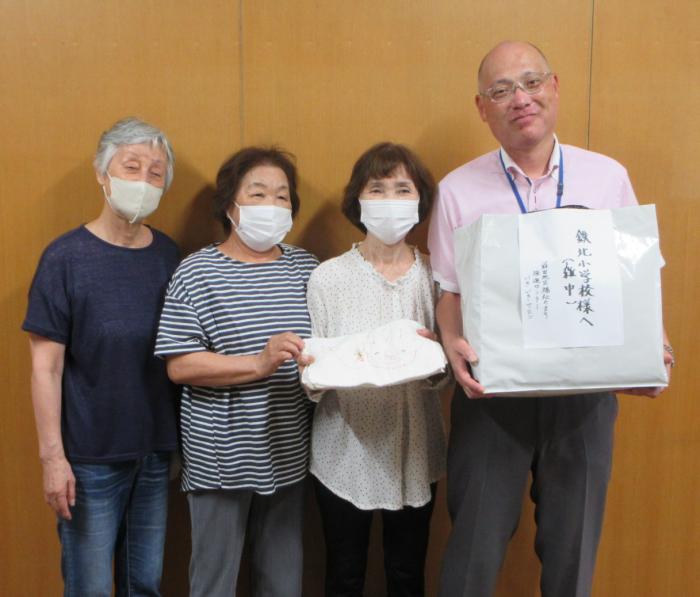 いきいきサロンから雑巾の贈呈