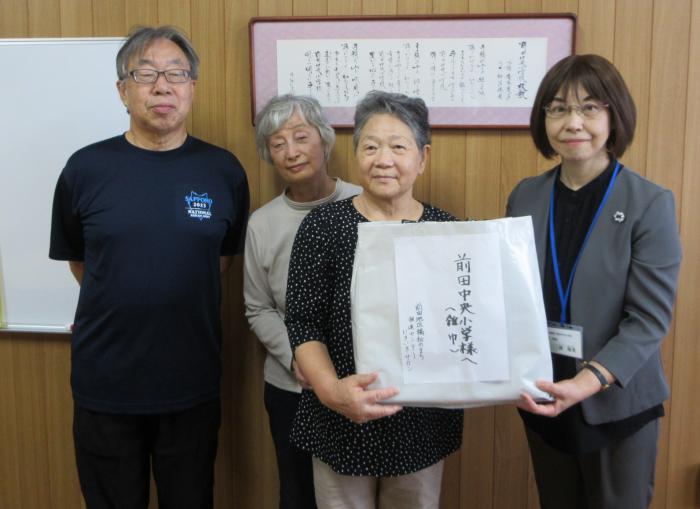 雑巾の贈呈