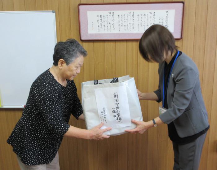 雑巾贈呈の様子