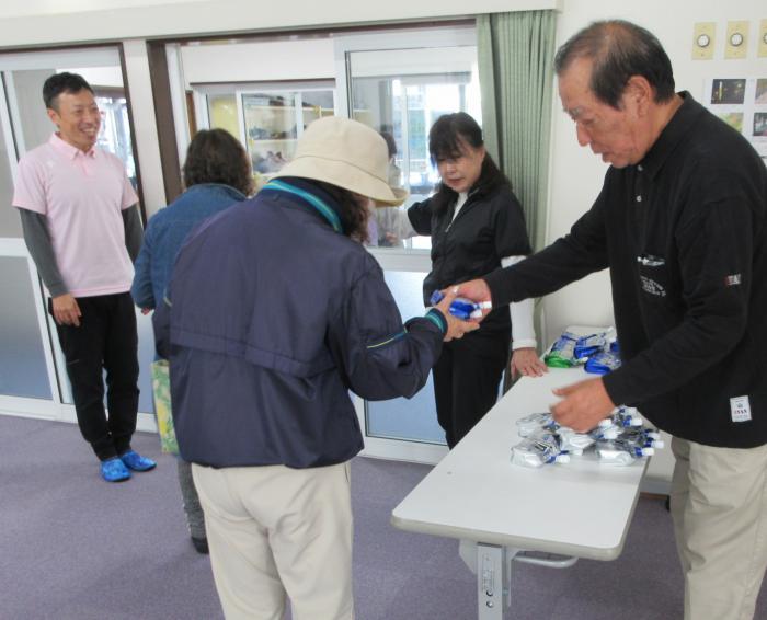 参加者へゼリーお渡し