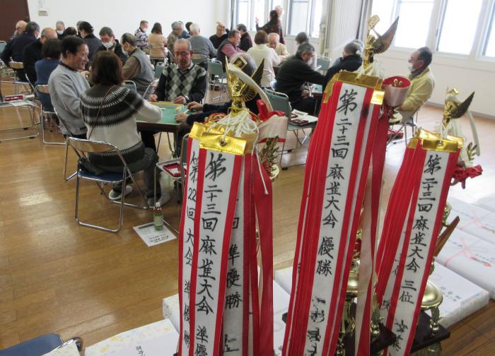 優勝トロフィーと参加者