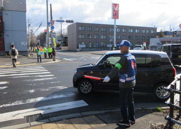 稲積から富丘へのJR高架下交差点