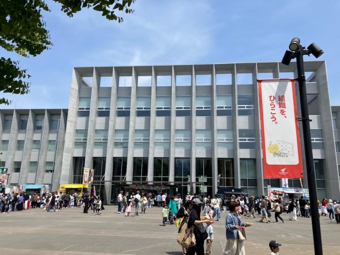 多くの人でにぎわう会場