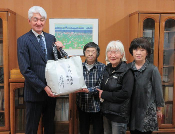 サロンの皆さんから校長先生へ