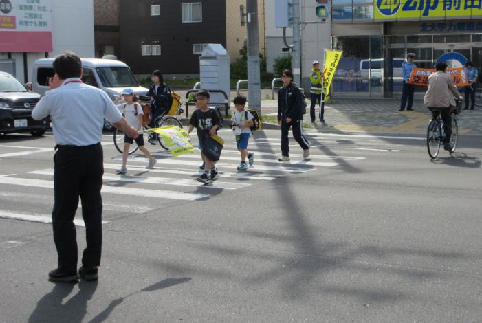 横断歩道で見守り活動