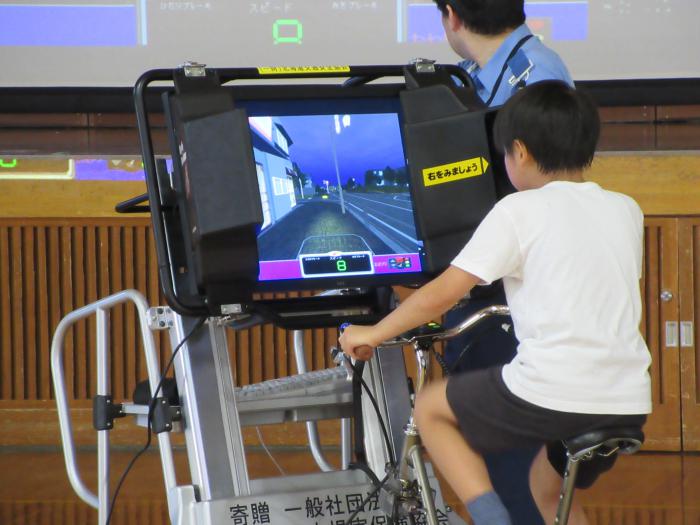 自転車シミュレーターを運転する様子2