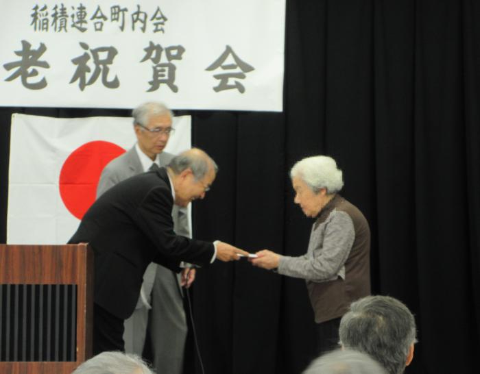 卒寿の方へ記念品贈呈