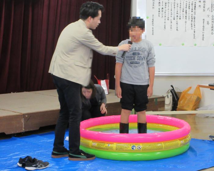 洪水時の長靴を体験