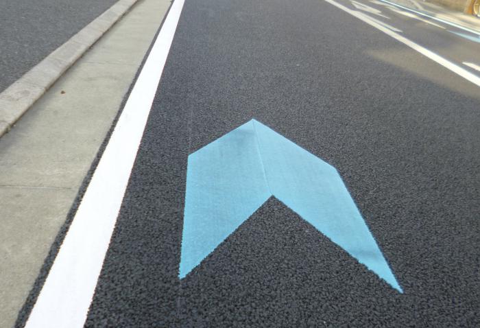 矢羽根型路面標示