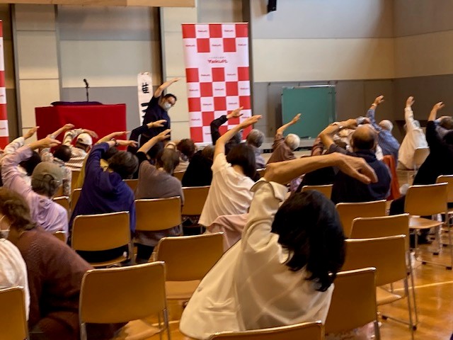 休憩時間にストレッチ