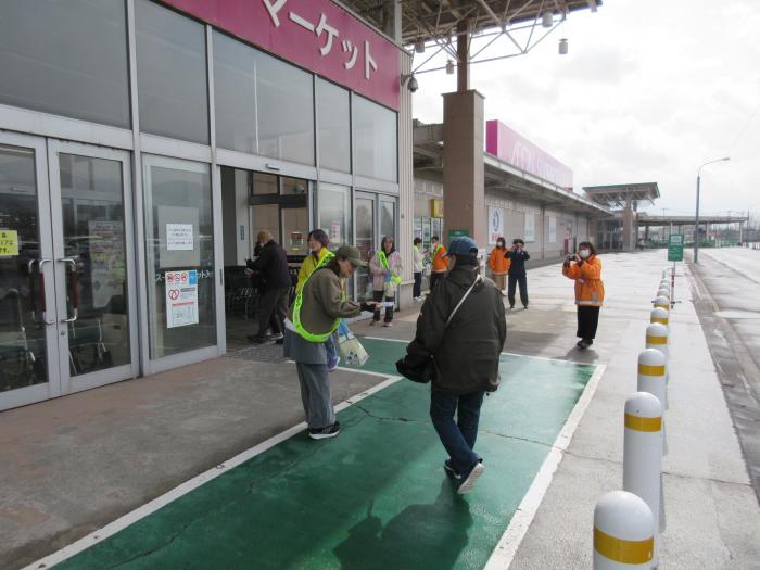 交通安全母の会による街頭啓発