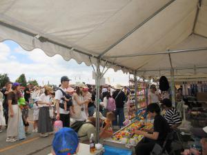大賑わいの会場
