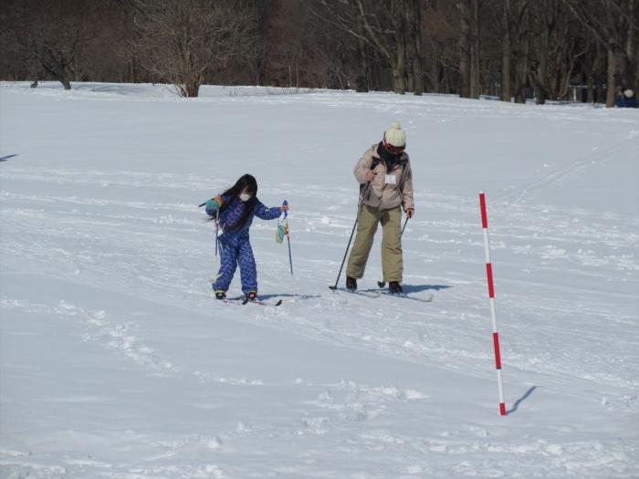 写真：親子で歩くスキー