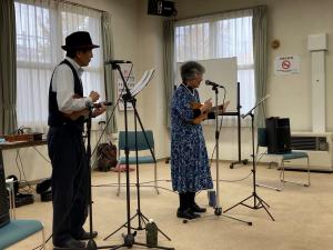 ウクレレ演奏