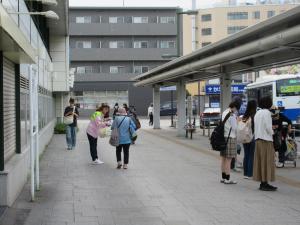 交通安全母の会による啓発品配布