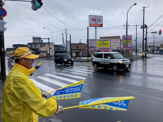 雨の中の街頭啓発