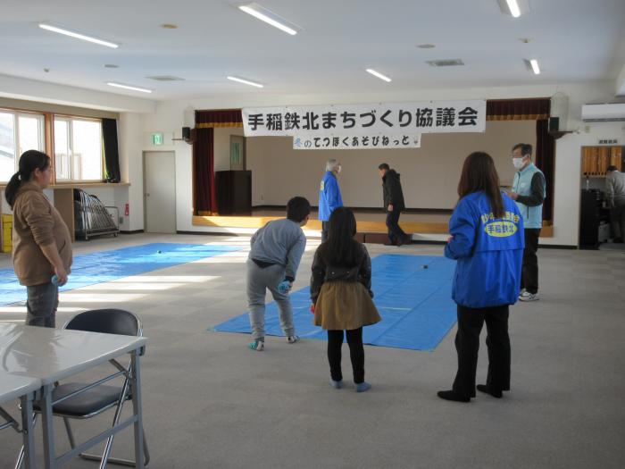 ていぬペタンクをしている様子