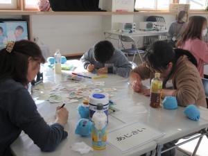 プラ板作りをしている様子