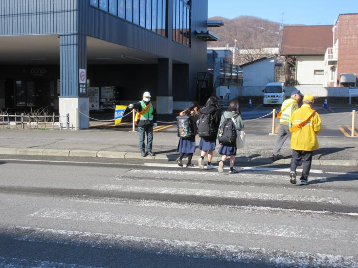 26年4月8日に行われた春の交通安全運動街頭啓発の一コマ