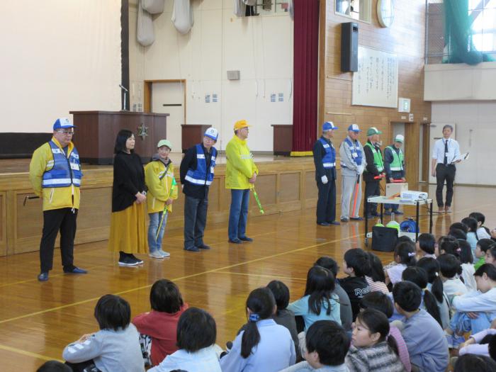 西宮の沢小学校朝会で交通安全指導員やスクールガード紹介